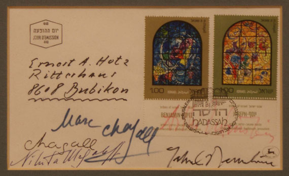 Marc Chagall - Postkarte mit Signaturen von Menuhuin, Chagall und Rubinstein. 1973