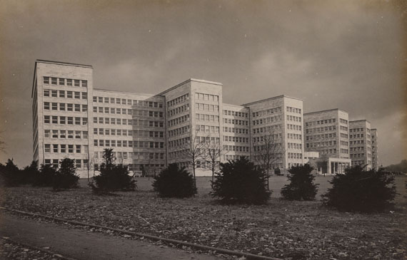 IG Farbenindustrie - IG Farbenindustrie, Mappe mit 13 Fotografien. 1930.